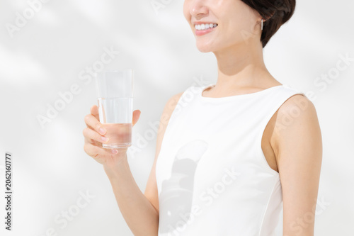 水を飲む女性