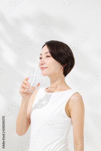 水を飲む女性