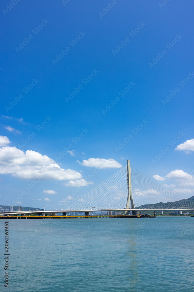 Fototapeta premium Taiwan tamsui Danjiang Bridge in Taipei city under clear blue sky