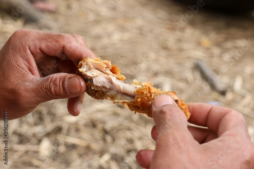 Foto Fried chicken hand holding crispy food snack outdoor eating closeup texture brow
