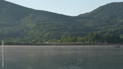早朝のやわらかな光と爽やかな風に包まれた初夏の山中湖と富士山が織りなす美しい自然風景