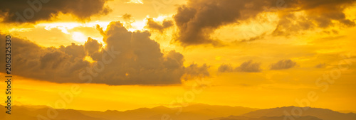 Tableau sur toile Beautiful sunset with a cloudy sky