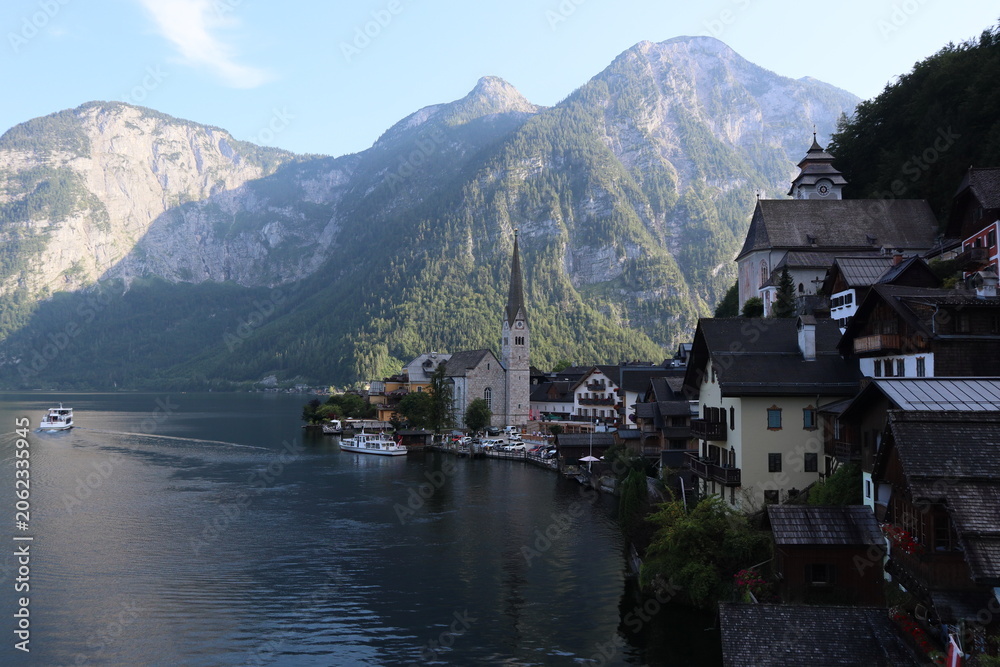 Obraz premium 호수 위 유람선과 함께 보이는 할슈타트 마을 전경(Panoramic Hallstatt Village View with Boat on the Lake)