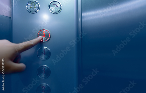 Foto Person pressing on the fifth floor of elevator button