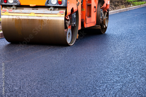 Fotografie Road Roller Compacting Fresh Asphalt Concrete on a City Street for Urban Develop