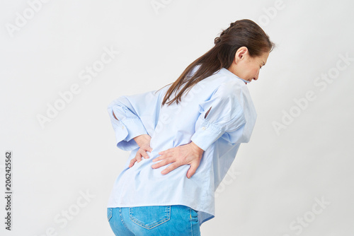 Konstfotografi 白背景で腰痛に悩む女性