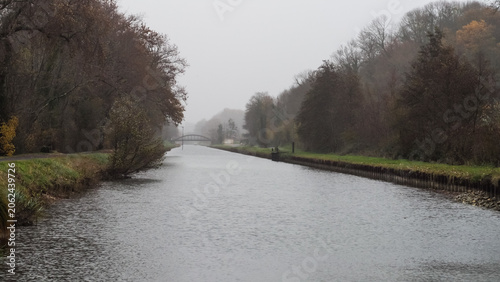 Canal du Midi, à proximité de Langon, par temps pluvieux