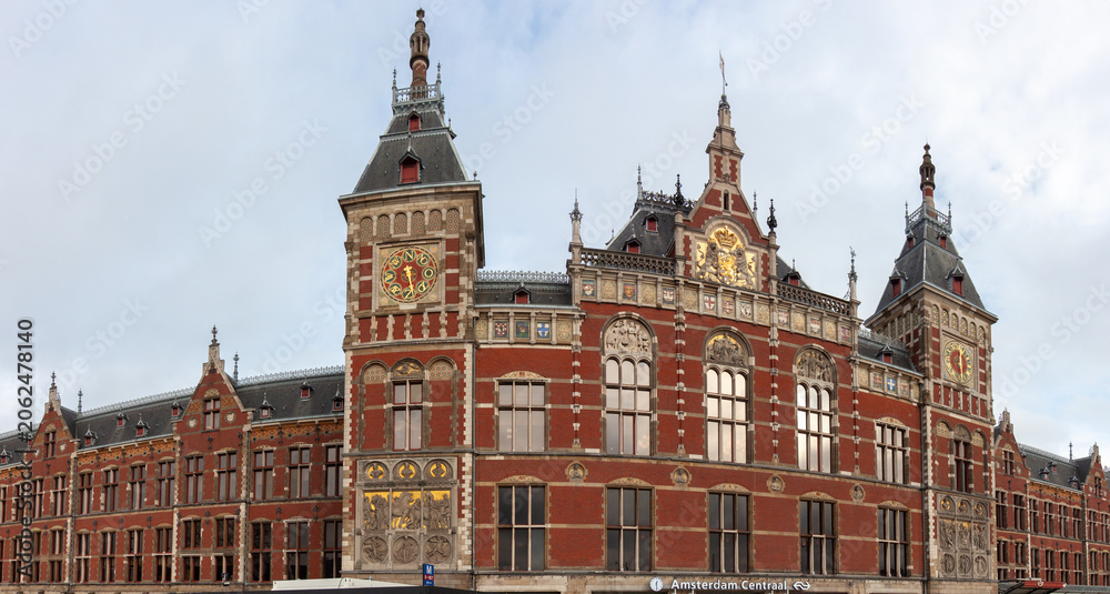 Obraz premium Amsterdam Centraal railway station building in the Netherlands under cloudy sky