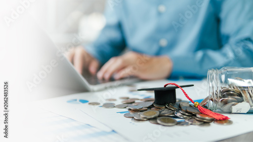 Foto Educational investment for future success: The concept of investing in education, money saving, planning, including university tuition fees