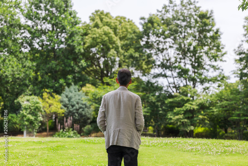 Foto 考え事をする中高年日本人男性