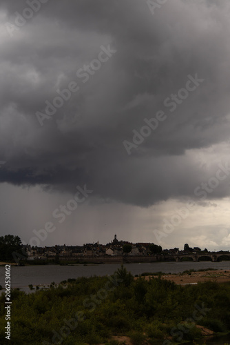 Fotografie Averse pluvieuse au dessus de la Loire