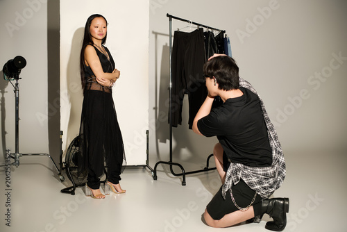 Obraz na plátně Capturing a moment of creativity in a vibrant backstage setting with a stunning