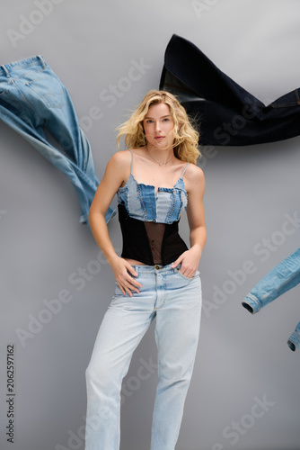 Fotografía Chic blonde woman showcases stylish denim in artistic setting