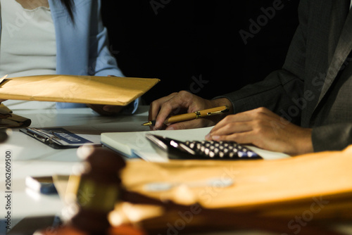 Foto Consultation and conference of professional businesswoman and Male lawyers working and discussion having at law firm in office