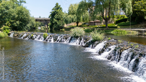 Fotografi Arnoia river flowing over weir in Allariz, Galicia