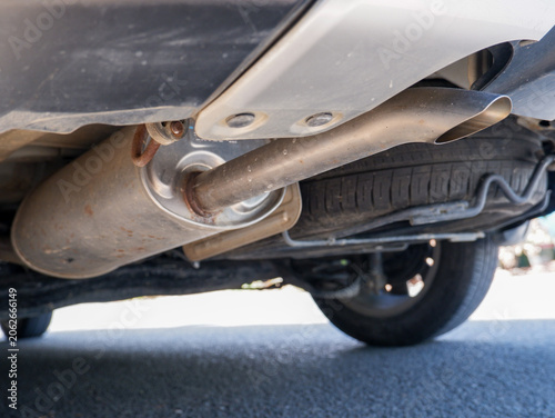 Tableau sur toile automobile tailpipe and muffler assembly system under a car