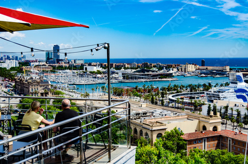 Foto « Panorama sur le front de mer de Barcelone entre port, marina, architecture urb
