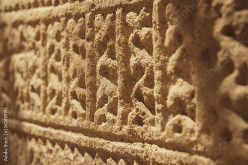 Foto Close-up of an ancient historical stone carving with intricate traditional patterns, discovered in the Hamedan province of Iran, showcasing detailed archaeological craftsmanship and heritage