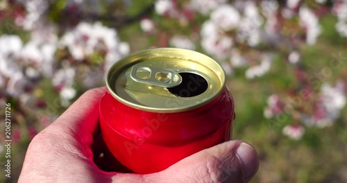 お花見とビールの缶
