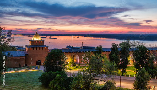 Quadro su tela Nizhny Novgorod and Kremlin at sunset, Volga River