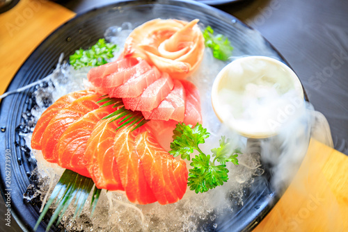 Japanese food featuring appetizingly sliced ​​fish, beautifully presented.