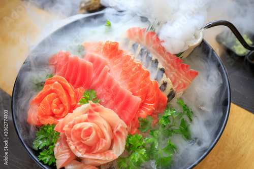 Japanese food featuring appetizingly sliced ​​fish, beautifully presented.