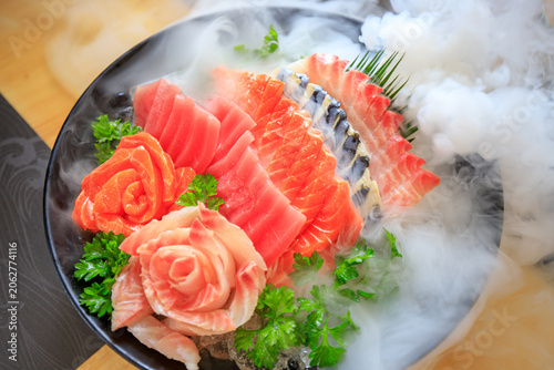 Japanese food featuring appetizingly sliced ​​fish, beautifully presented.