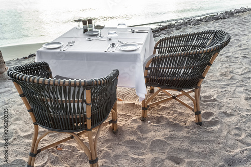 Foto Table préparée pour un dîner romantique sur plage