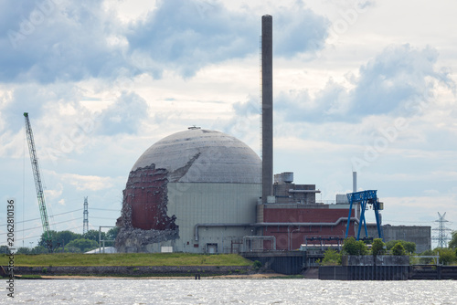 Foto Demolition of the concrete reactor containment of nuclear power plant retired in
