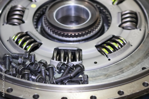 Fotografija Lockup Clutch Damper Springs and Bolts inside Transmission Torque Converter