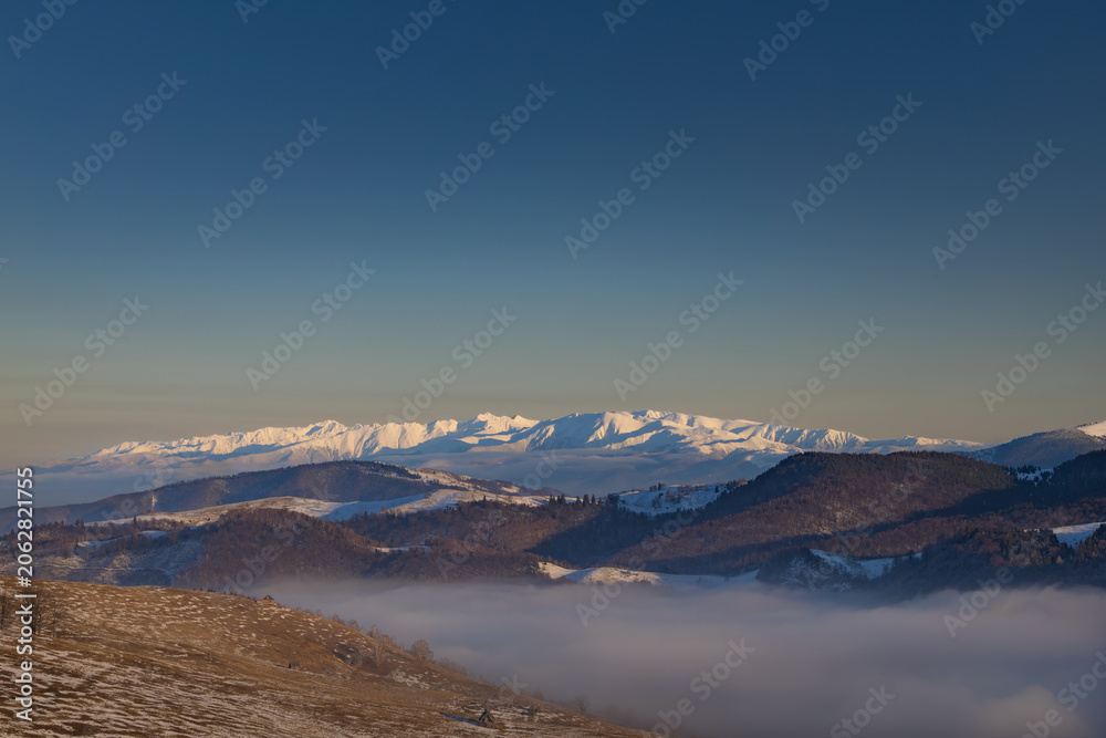 Obraz premium Winter mountain range at sunset