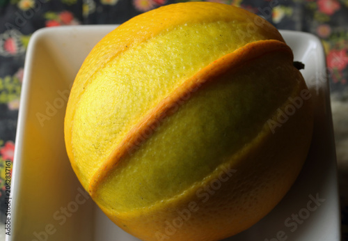Konstfotografi View of a ripe yellow anomalous orange with an abnormal ridge on the skin with thinned out sections alongside of it