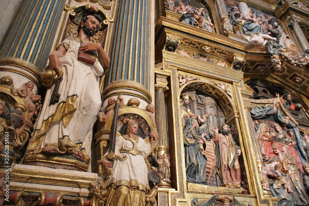 Obraz premium baroque altarpiece in a chapel in a gothic cathedral in burgos in spain 