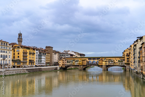 Fotografía Iconic Ponte Vecchio bridge lined with shops spans the Arno River in Florence, I