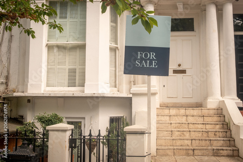 Konstfotografi LONDON - for sale sign outside upmarket Kensington property