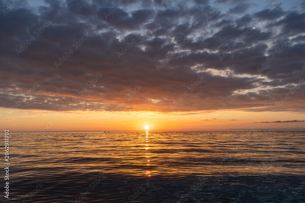 Obraz premium Beautiful sunset over the sea. Evening sea landscape.