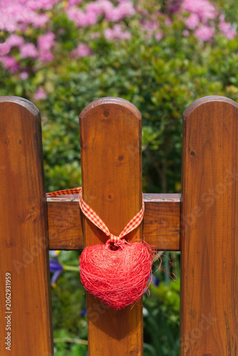 Tableau sur toile Red sisal heart on wooden fence