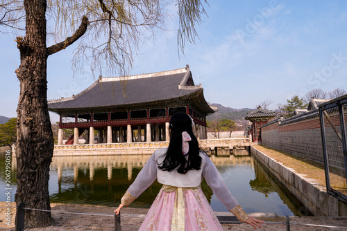 Foto Back view of woman in hanbok facing Gyeonghoeru Pavilion at Gyeongbokgung Palace