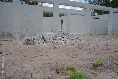 Fotografija Unfinished cinderblock building at a residential construction site showing concr