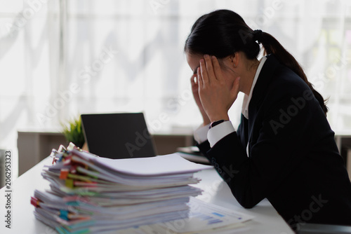 Εκτύπωση καμβά Young business woman experiencing a painful headache and profound exhaustion fro