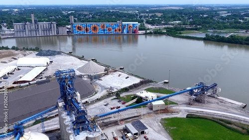 Fotografie Toledo Ohio factory by Maumee River with view of Glass City River Wall Mural lar
