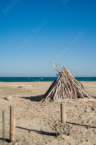 Hutte en bois au bord de la plage, cabane