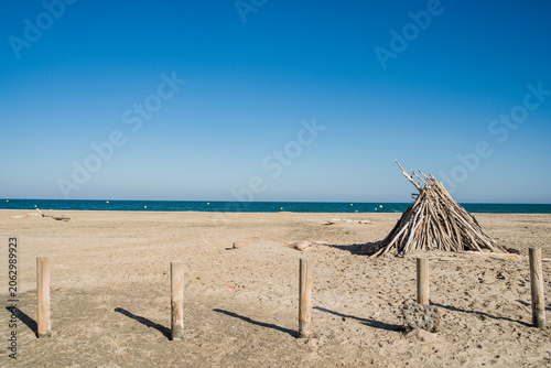 Hutte en bois au bord de la plage, cabane