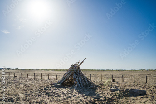 Hutte en bois au bord de la plage, cabane