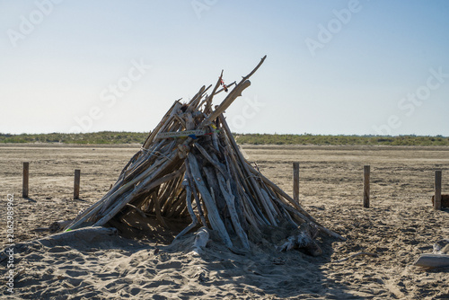 Hutte en bois au bord de la plage, cabane