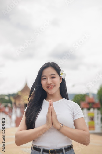 Cuadro en lienzo Young Thai Woman Performing Traditional Wai Greeting at Buddhist Temple with Plu