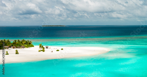 Foto Aerial view of a Maldivian atoll sandbank with few palms and shallow turquoise l