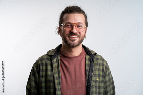 Foto Young Brazilian man isolated on white background laughing
