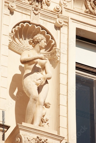 Eine Venusskulptur an der Fassade eines Arkadenhauses nahe dem Rathaus in Wien.