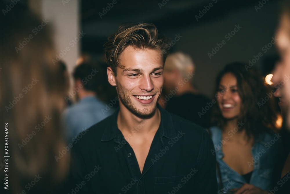 Fototapeta premium A handsome man chatting with beautiful women.